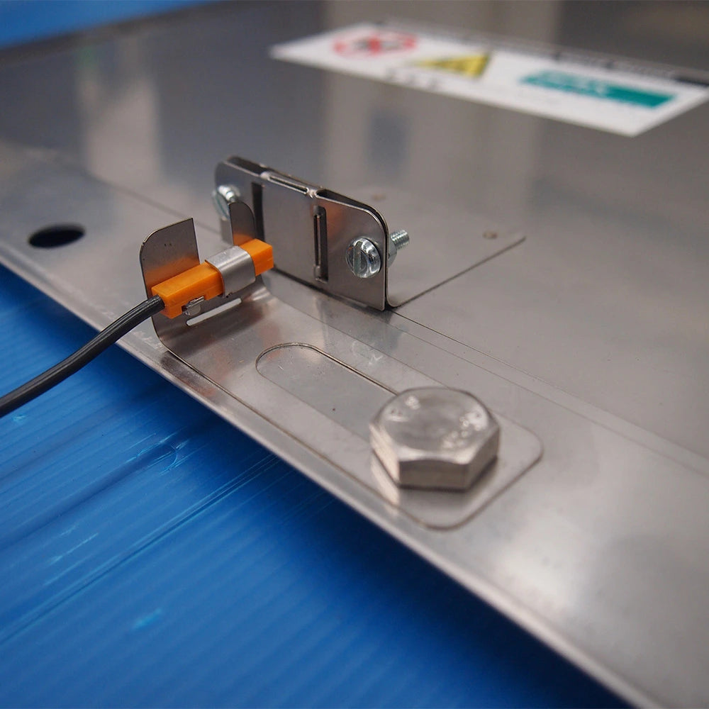 Detalle de instalación de detector magnético de rotura para panel de venteo.